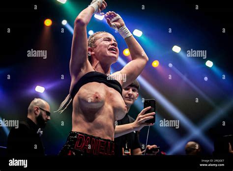 daniella hemsley uncensored celebration|Kingpyn Boxing results: Daniella Hemsley flashes audience after。